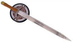 Espada de Uhtred de The Last Kingdom, mango acabado en polipiel con pomo con resina. El tamaño total es de 94 cm. Hoja en acabado de acero, incluye soporte para colgar en la pared. Réplica no oficial.