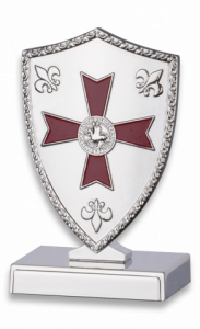 Display con forma de escudo Tole10 Imperial, material de zamak, medida de 9 x 5,5 cm