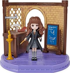 Wizarding World HARRY POTTER - - HARRY POTTER MAGICAL MINIS - Set Aula de Encantamientos con 1 muñeca Hermione Granger Exclusiva 8 cm y 3 Accesorios - 6061846 - Juguetes Niños 5 Años +