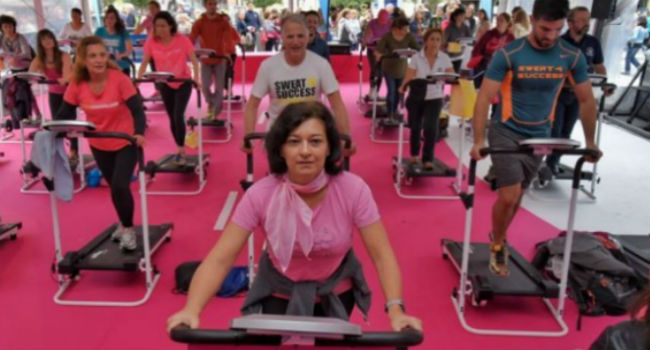 personas corriendo contra el cancer de mama